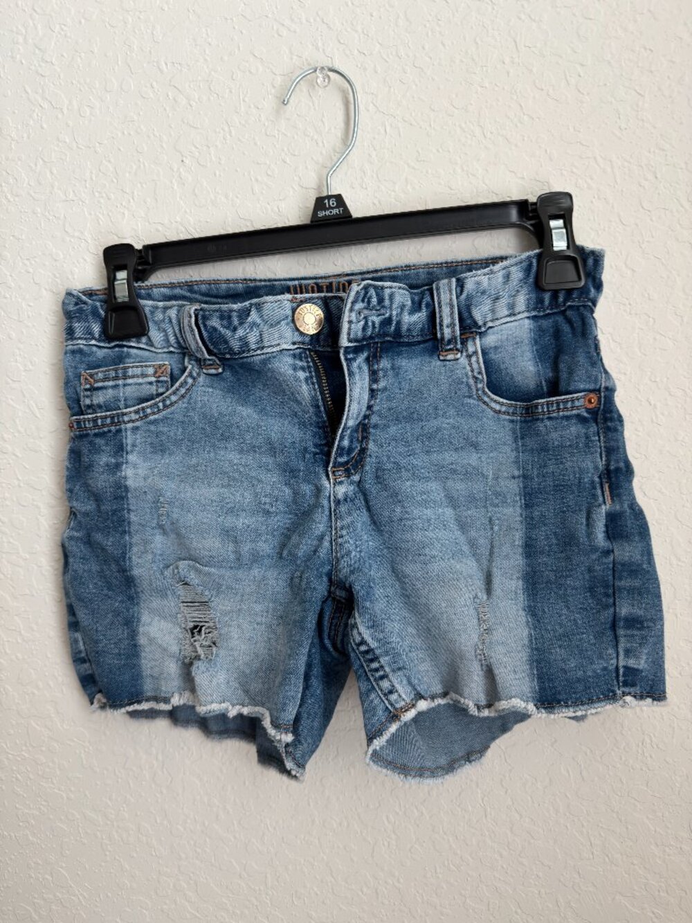 Justice Girls Size 14 Distressed Denim Shorts      (E)